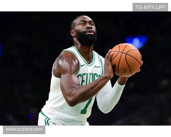 杰伦布朗半场表现出色16投7中贡献16分5篮板3助攻正负值高达22